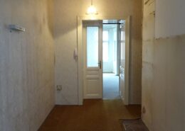 Wohnungssanierung 1050 Altbau Vorraum vor Sanierung